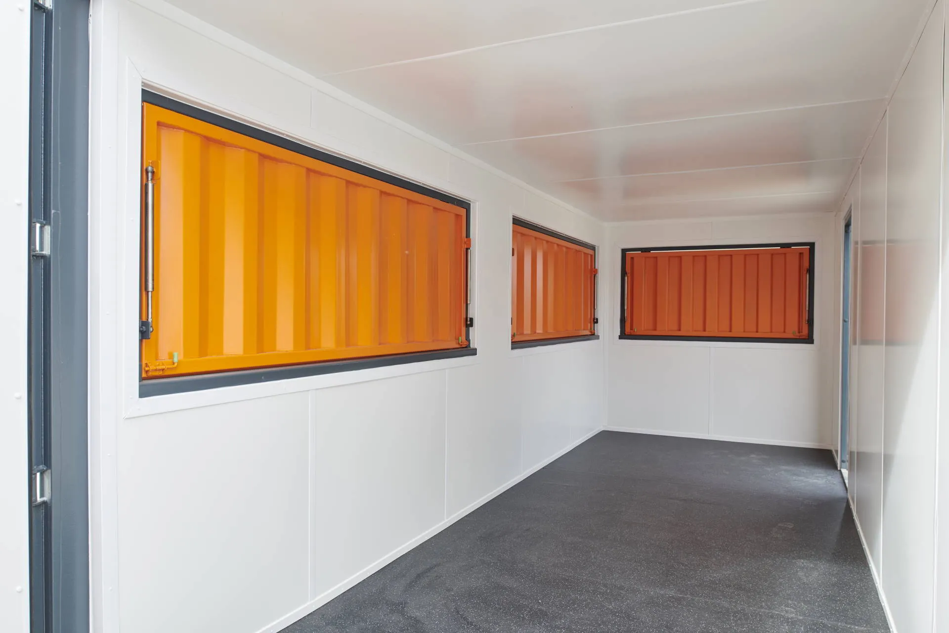 1200-cafe-container-conversion-interior_7429-rs.webp