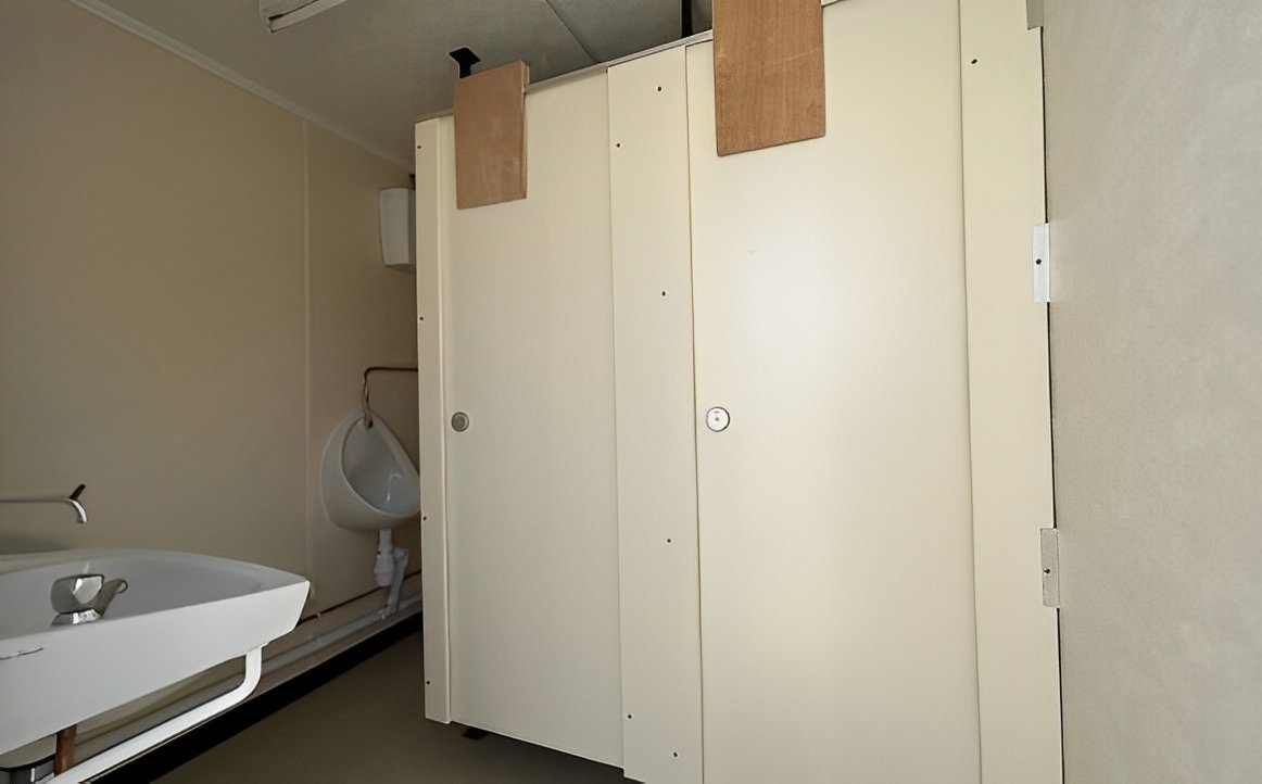 12Ft-x-9Ft-21-Jackleg-Toilet-Cabin4.jpg