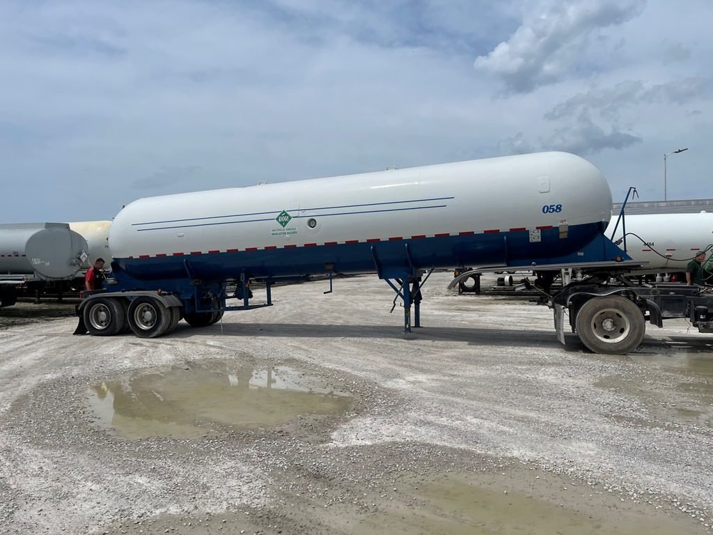 1964-Superior-NH3-Transport-10450-Gal-1.jpg