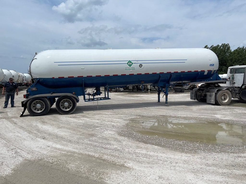 1964-Superior-NH3-Transport-10450-Gal-3.jpg