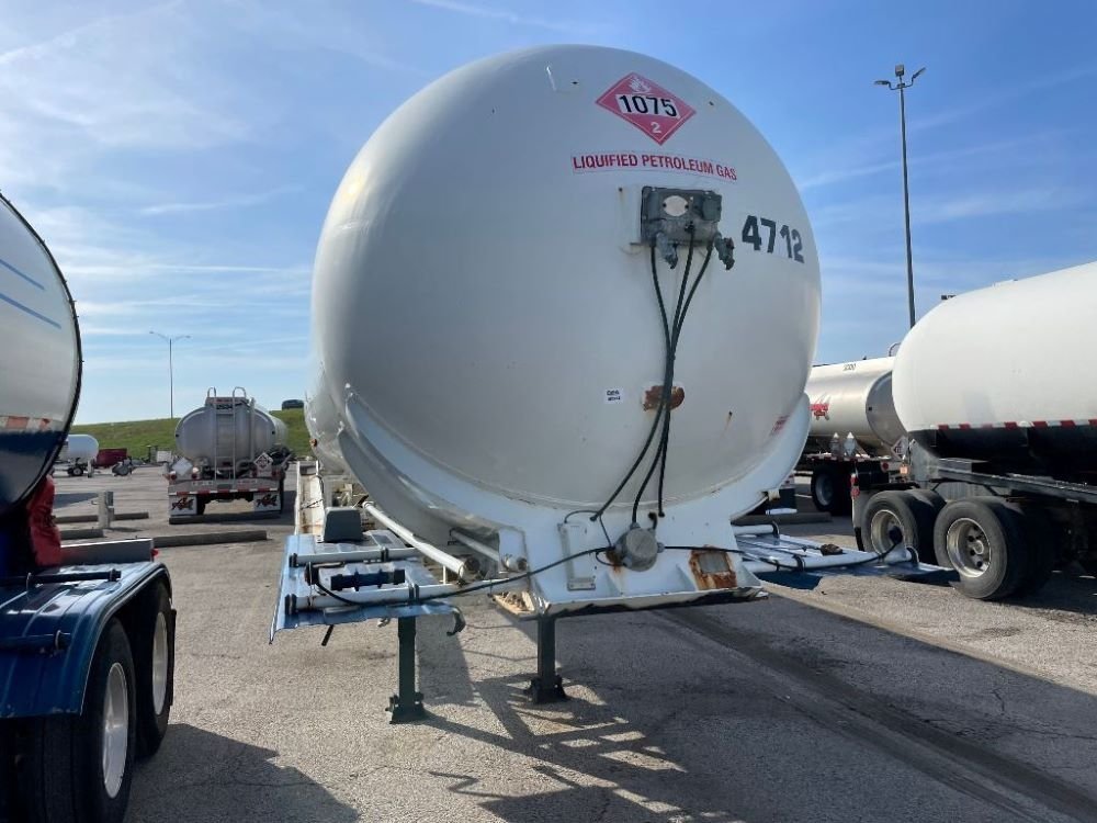 1974-Lubbock-10400-gallon-NH3-transport-trailer-2.jpg
