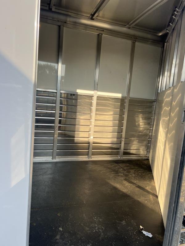 2022_Sundowner_Trailers_3_Horse_Slant_GN_Horse_Trailer_HA70a09j32ta.jpg