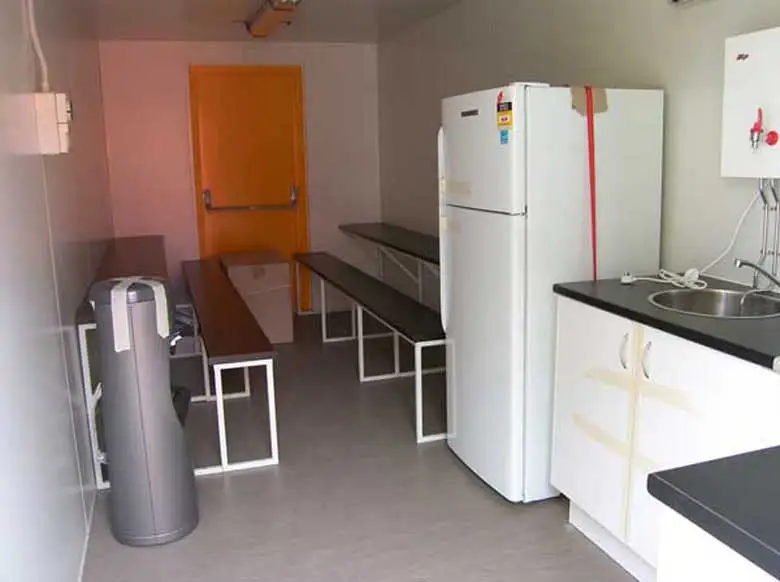 shipping-container-lunch-rooms-008.webp